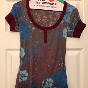 dELiA*s scoop neck shirt sleeve top